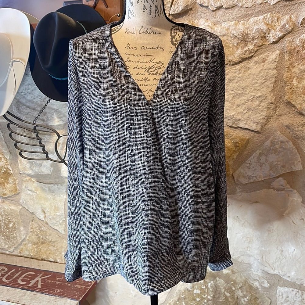 Simply Styled Black and White Flowy blouse, Size Large